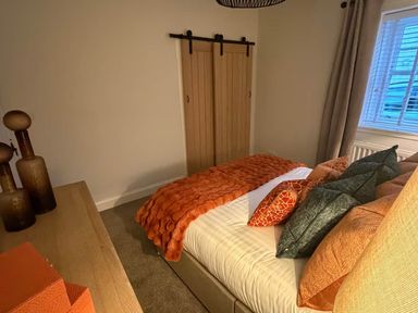 A bedroom with a bed and decorative pillows at 2 Bed Cottage Sleeps 4 Parking Wifi Darnick