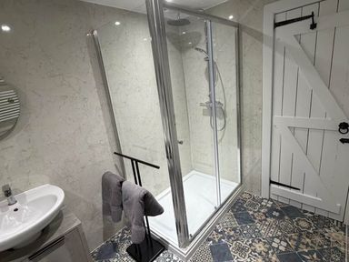 A bathroom with a shower and sink at 2 Bed Cottage Sleeps 4 Parking Wifi Darnick