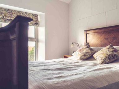 A bedroom with a bed and lamp at 3Bed Cottage Plymouth Dog friendly Sleeps7 in Plymouth