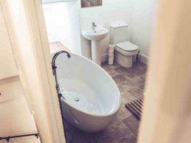 A bathroom featuring a bathtub, sink, and toilet at 3Bed Cottage Plymouth Dog friendly Sleeps7, Plymouth
