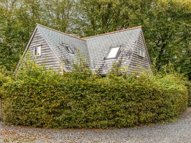 A house surrounded by a hedge at Cabin Sleeps 6 with Parking and Patio, Tremail near Camelford