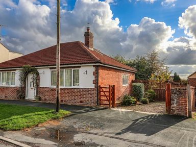 A house with a garden and gate at Westgate Willows in Nafferton