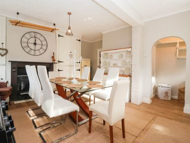 A dining room with a table and chairs at Westgate Willows Nafferton