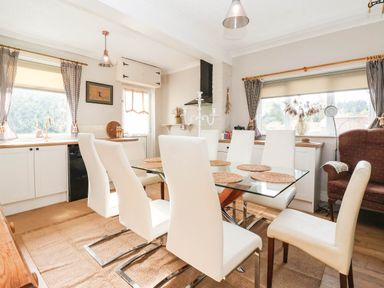 A dining room with a table and chairs at Westgate Willows in Nafferton