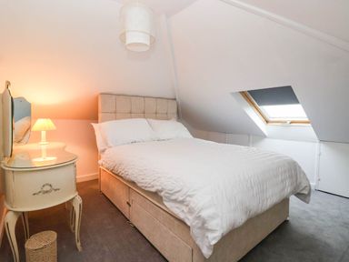 A bedroom with a bed and a lamp at Westgate Willows in Nafferton