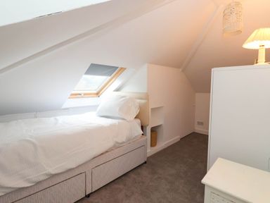 A bedroom with a bed and wardrobe at Westgate Willows in Nafferton