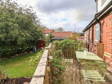 A garden with a table and chairs at Westgate Willows in Nafferton