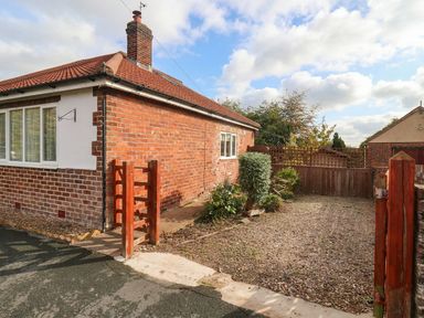 An outdoor area with a house and garden at Westgate Willows in Nafferton