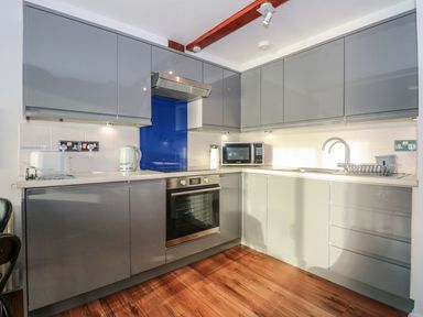 A kitchen with appliances at Seafarer's Haven in Porthmadog