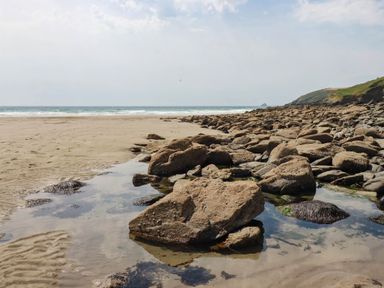 A beach with rocks and water at The Granary in 