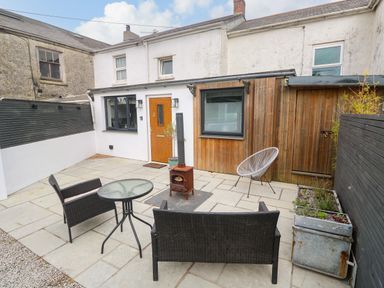 A garden area with outdoor furniture and a heater at The Lookout in Redruth