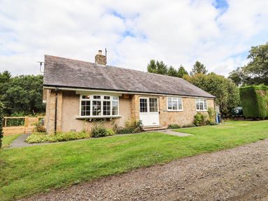 A cottage with windows and a door at Hedley Dene Cottage Longhorsley