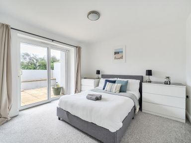 A bedroom with a bed and dresser at Spacious 3 Bed House Sleeps 6 Parking Wifi Newquay