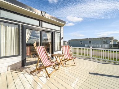 An outdoor area with deck chairs and a table at 2Br Lodge Pool Fireplace PetsOK Parking Goonhavern