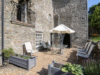 An outdoor area with a table and chairs at Dewi Villa Apartment in Aberaeron
