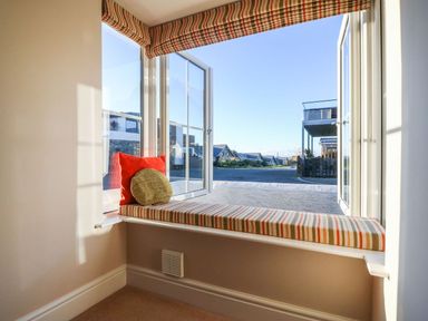 A snug with a window seat and cushions at Bryn Tirion - Rhosneigr