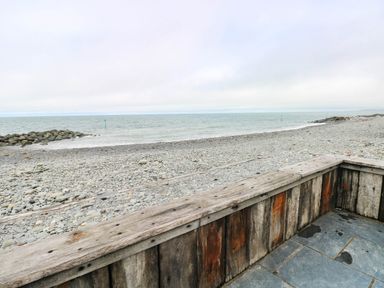 A beach view with pebbles and a sea at Y Glyn, Borth