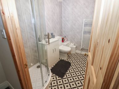 A bathroom with a shower, toilet, and sink at Prudhoe Cottage in Prudhoe