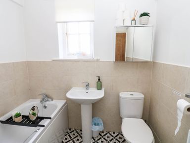 A bathroom with a bathtub, sink, and toilet at Prudhoe Cottage in Prudhoe