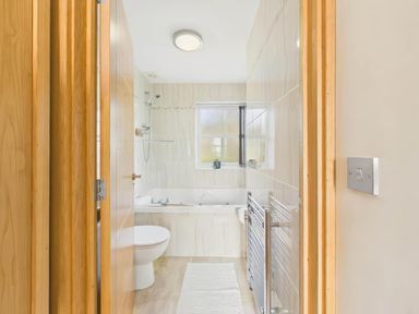 A bathroom with a bathtub and toilet at Apartment Sleeps 4 Enclosed Garden Pets Welcome in Flushing