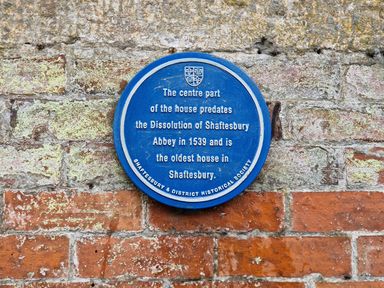 A blue plaque describing the history of the oldest house in Shaftesbury