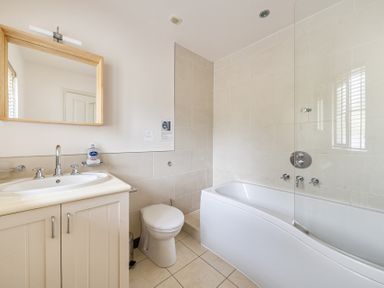 A bathroom with a sink and bathtub at 2bed sleeps4 pool freeparking Trenythonestate Near Par