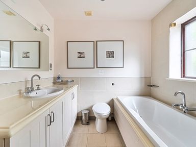 A bathroom with a sink, toilet, and bathtub at 2bed sleeps4 pool freeparking Trenythonestate Near Par