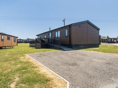A lodge and parking area at Atlantic Breeze Luxury Lodge sleep 6 Mullacott near Ilfracombe