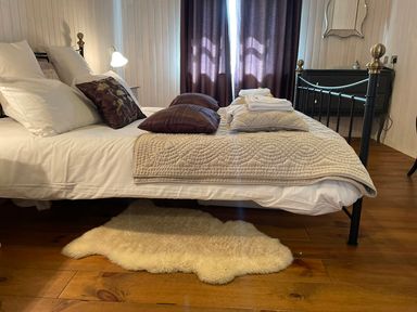 A bedroom with a bed and pillows at Stunning Sleeps 6 Luxury Lodge Pets Mercia Marina near Willington, Derbyshire