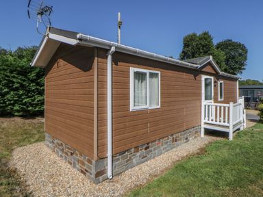 An outdoor view of a cabin with a garden at 73 Cildraeth in New Quay