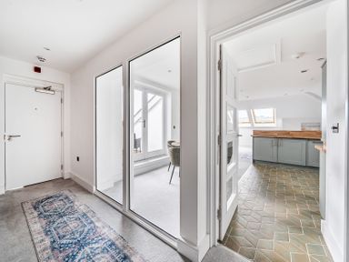A hallway with a door and window leading to a kitchen at Apartment Sleeps 4 with Balcony and Parking in Kingsbridge