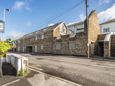 An outdoor view of a building with street at Apartment Sleeps 4 with Balcony and Parking in Kingsbridge