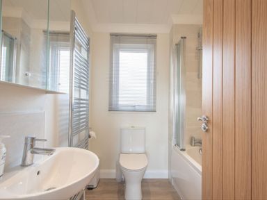 A bathroom with a sink, toilet, and bathtub at 2 Bedroom Sleeps 4 Lodge Smart Tv Hot tub Dogs Ok near Lochwinnoch
