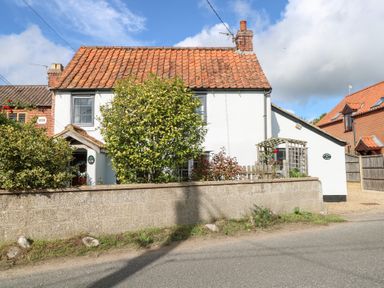 A house with garden and fence at Hollyhedge Cottage in Briston