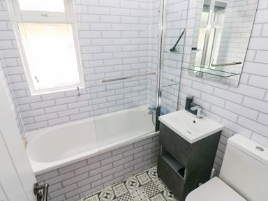 A bathroom with a bathtub, sink, and toilet at Pleasant Valley Holiday Lodge 70 Stepaside