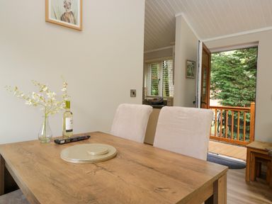 A dining room with a table and chairs at Fir Tree Lodge in White Cross bay on Windermere, Troutbeck Bridge
