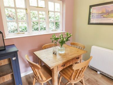 A dining room with a table and chairs at Ty'r Wennol in Fishguard