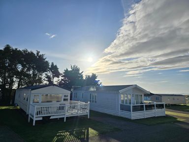 Two holiday homes with decking under the sun at 3 Bed-Sleeps 8-Free Parking-5 Min to Beach Embo near Dornoch
