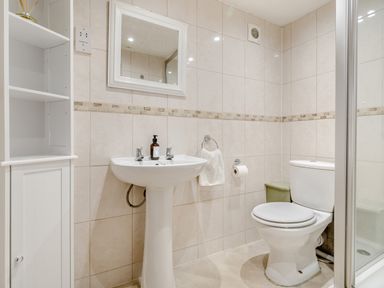 A bathroom with a sink, toilet, and shower at Cottage - Sleeps 4 - Parking Evesham
