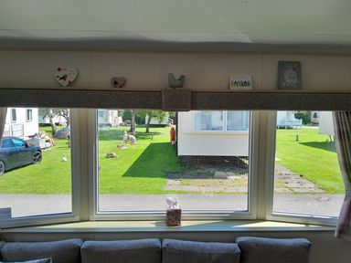 A living room with a view of the garden at Ye Old'e Man - Sleeps 6 &amp; Pet Friendly near Flookburgh