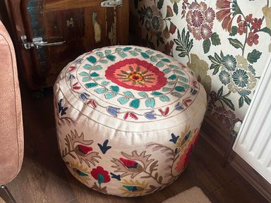 A pouf in a living room at Cabin Sleeps 4 with Hot Tub and Parking near Wilberfoss