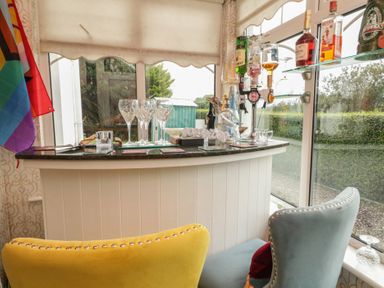 A bar area with bottles and glasses at Bruckless Rest Fine Country Dining B&amp;B in Bruckless