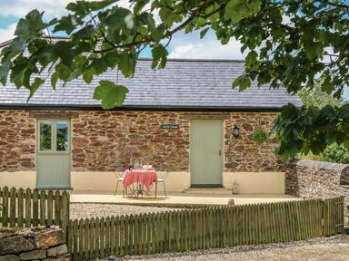 An outdoor area with a table and chairs at Beech Cottage in Truro