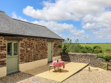 An outdoor patio with a table at Beech Cottage in Truro