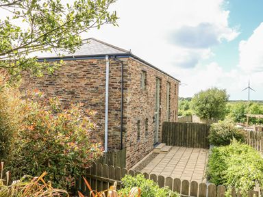 A building with patio and plants at Hawthorn Cottage in Truro