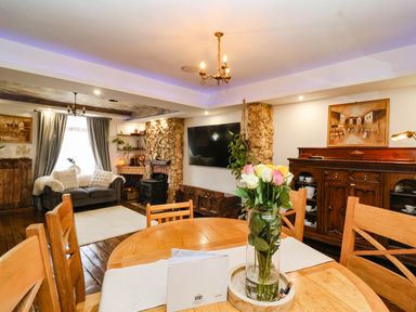 A dining room with a table and chairs at Severnwolf House in Gloucester