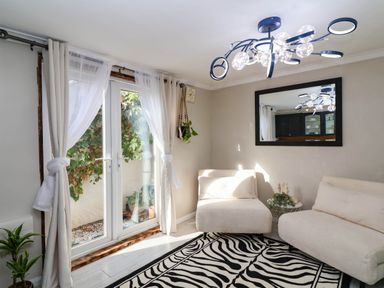 A snug with windows and sofas at Severnwolf House in Gloucester