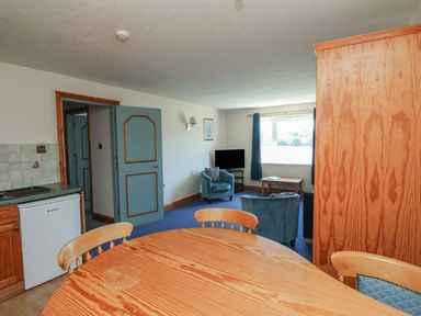 A dining area with a table and chairs at Moorhen in Kingsteignton