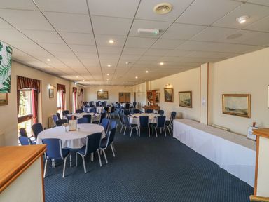 A dining room with tables and chairs at Egret in Kingsteignton