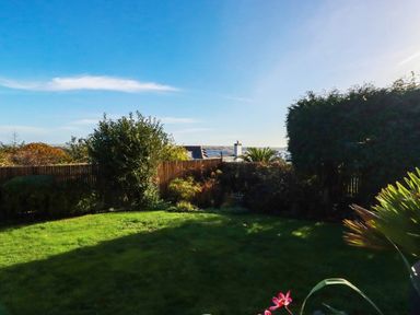 A garden with grass and greenery at Harber Rise in Carlyon Bay
